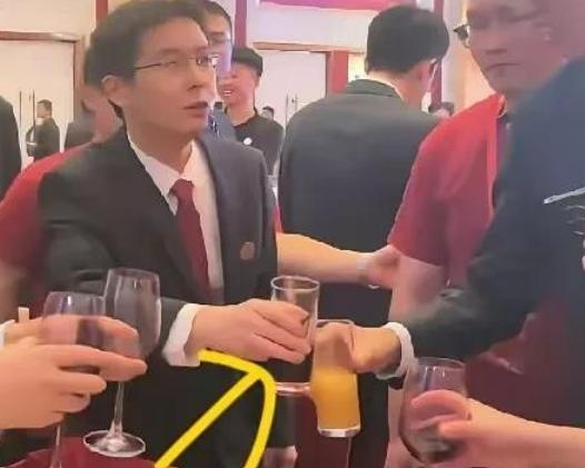 身价破4000亿，敬酒只端可乐，90后首富为啥不喝茅台？ 2026年8月19