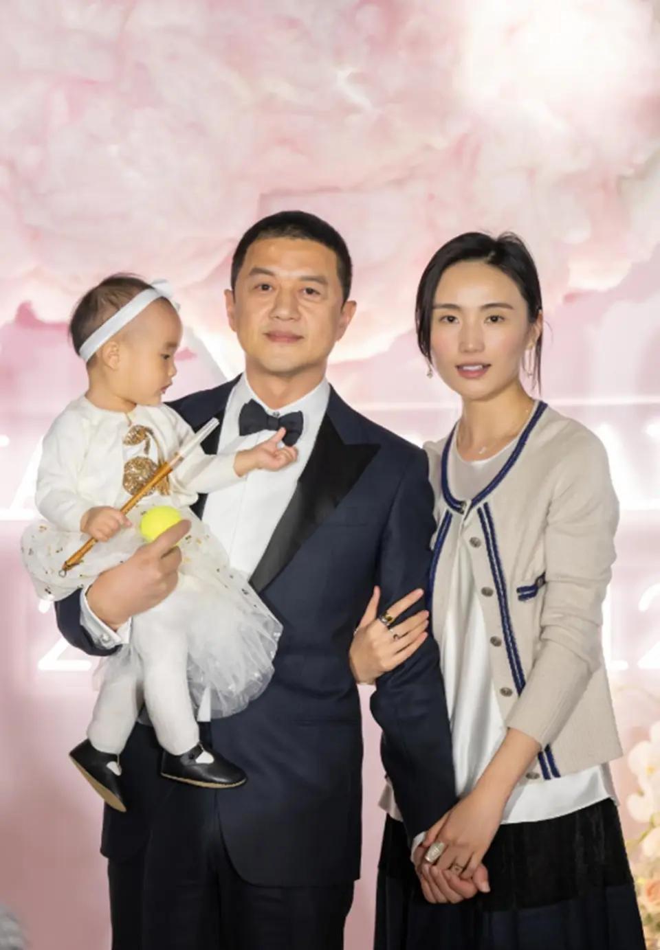 李亚鹏离婚了，没闹剧，没撕逼，连热搜都懒得上。9月25号，大理民政局悄悄办完手