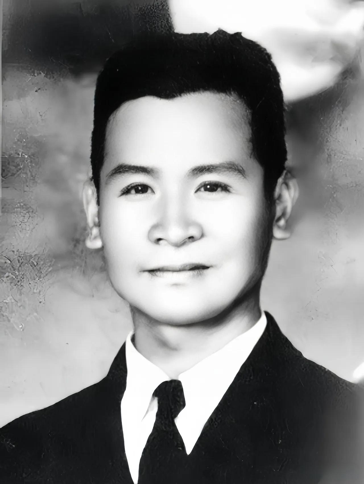 1951年，上海审讯室。一个国民党特务熬不住审问，最后交代道：“我说…我说个秘密