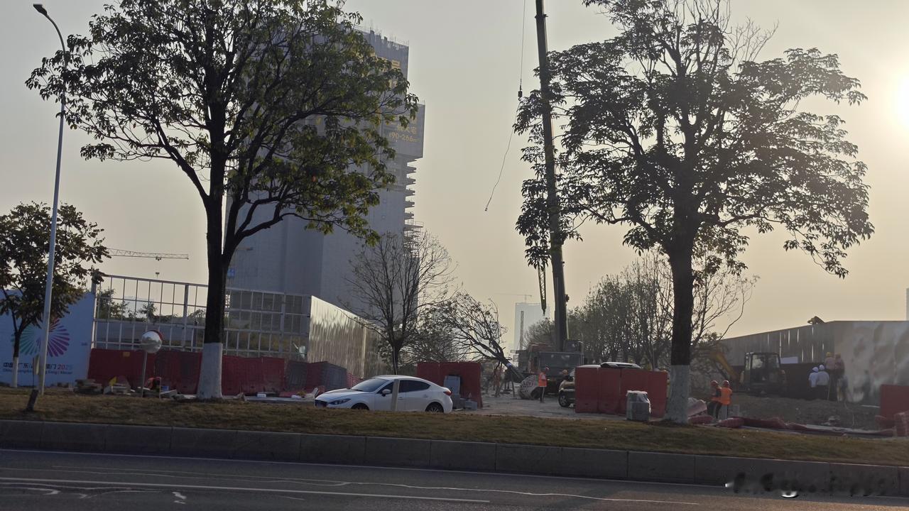 南沙新盘南沙壹号12月到底开不开盘呢？看样子应该设计开不成了，中间这条路都还没搞