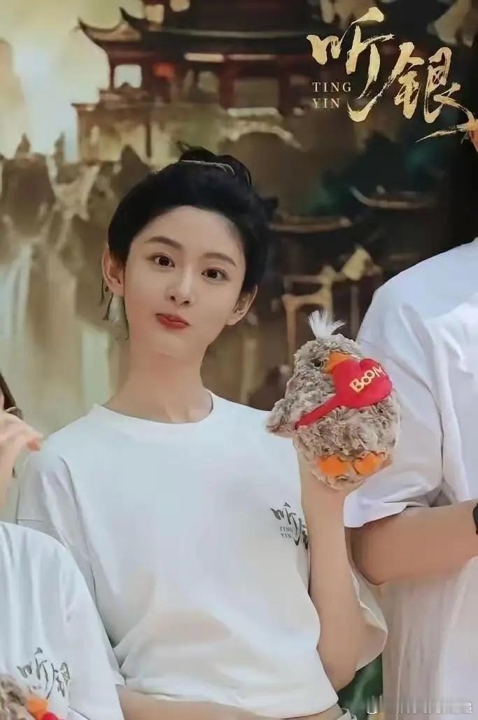 白鹿这一走，于正没拦，可圈里人都懂，这哪是体面分手，分明是暗流涌动。白鹿是于正手