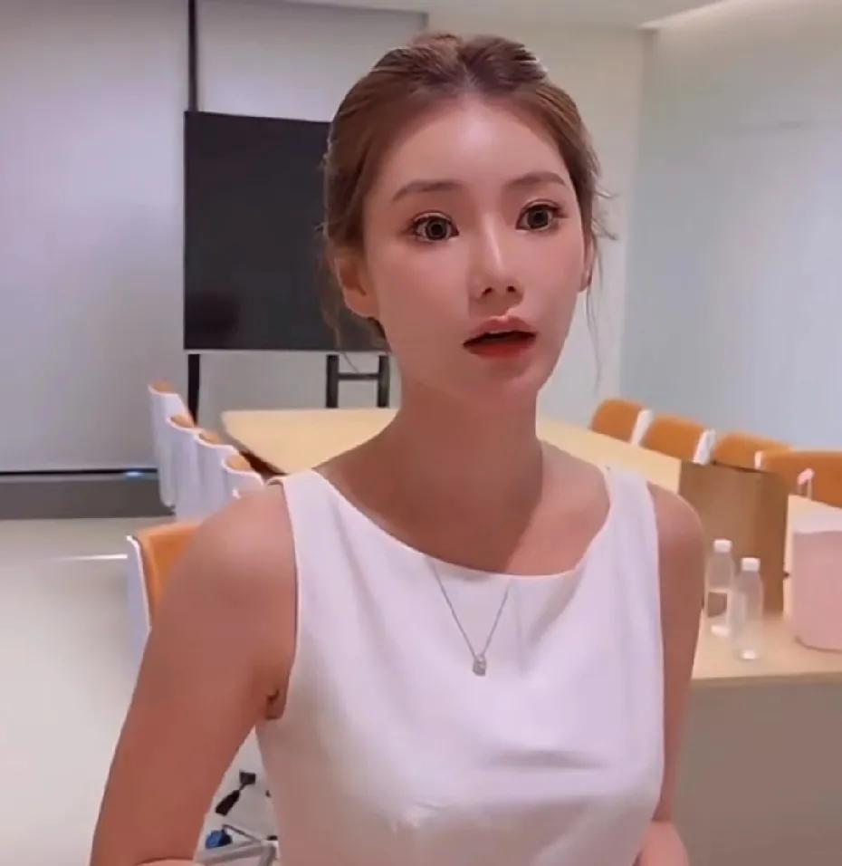 马筱梅晒新装修好的办公室，真的好大好气派！这个女生比想象中还要厉害，之前以为她只