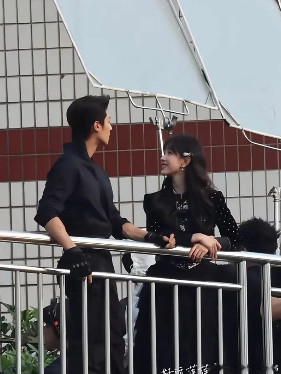 感觉陈都灵还是更适合搭有明显身高和体型差的男演员，这样同框才更有氛围感。