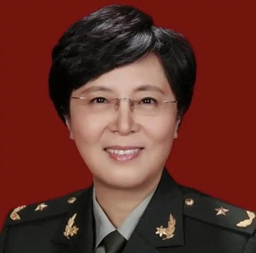 1988年，浙大教授23岁的女儿被保送清华。旅游途中，她爱上35岁的酒厂工人，非