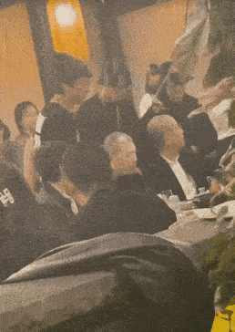 还以为他不食人间烟火，给大导演敬酒，就差90鞠躬了