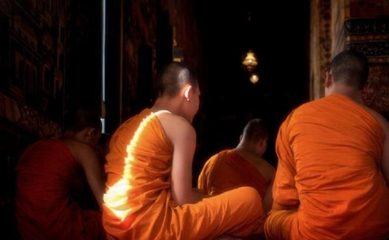 泰国暖武里府（Nonthaburi）爆出震惊佛教界的荒唐性丑闻。当地知名寺庙布亚