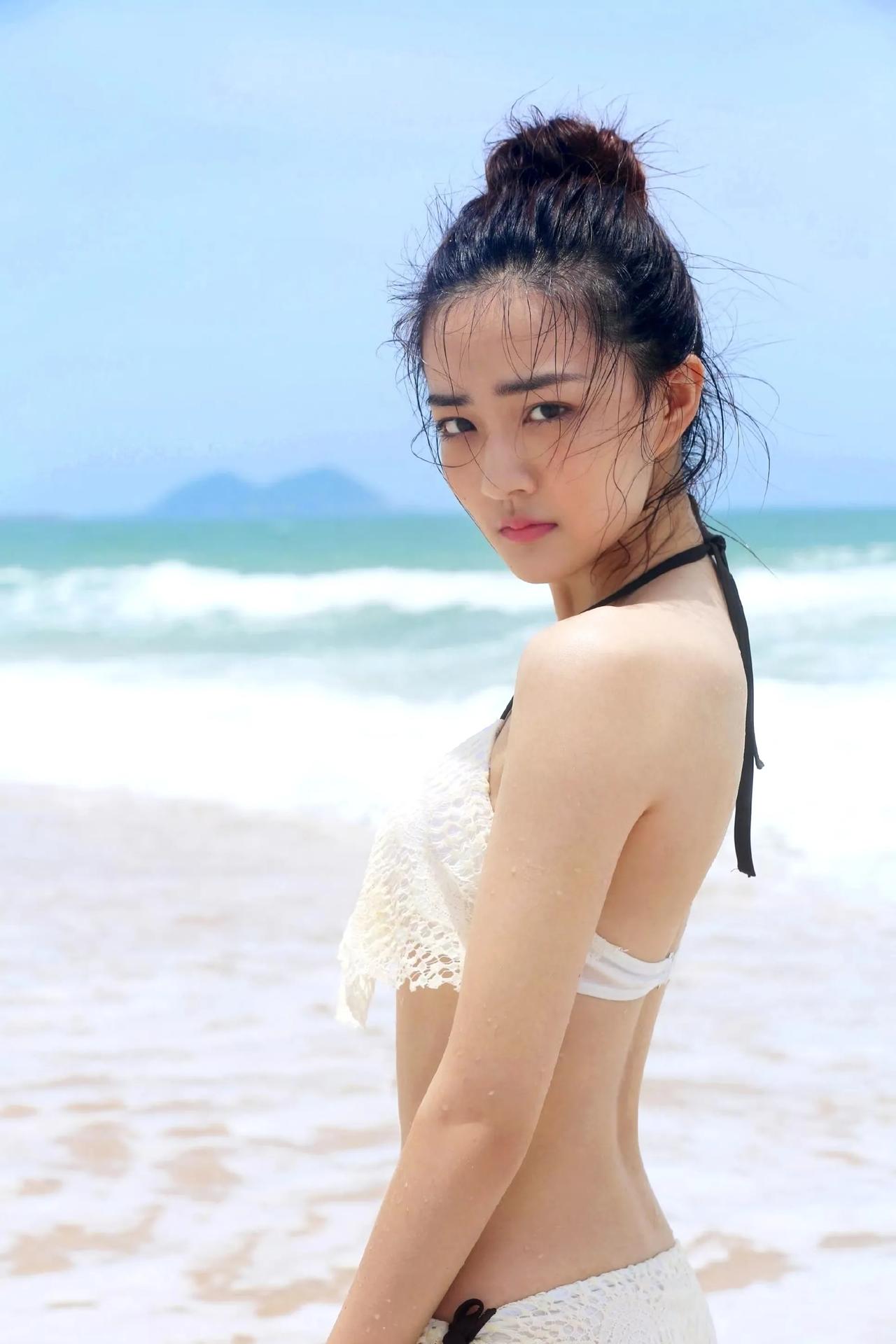 徐璐，海边少女，微风轻拂，夏日风情海边白衣少女海边少女感写真