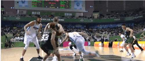 麦基的表现引起北京球迷不满，喊他不要再去客场夜店了好好打球吧！本以为麦基来C