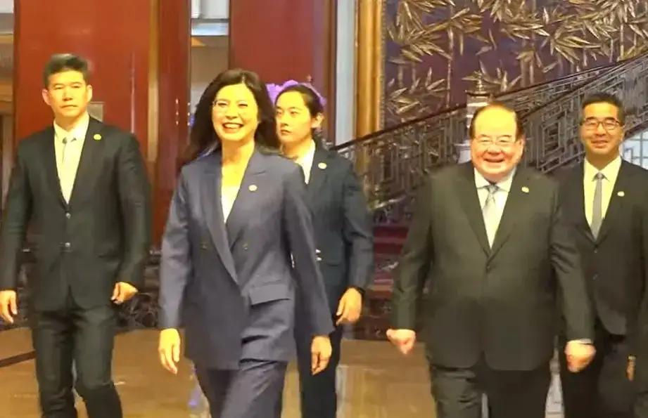 郑丽文访问大陆，天时地利人和占全，郑丽文称自己是‘晴天娃娃'，我从来不担心这个事