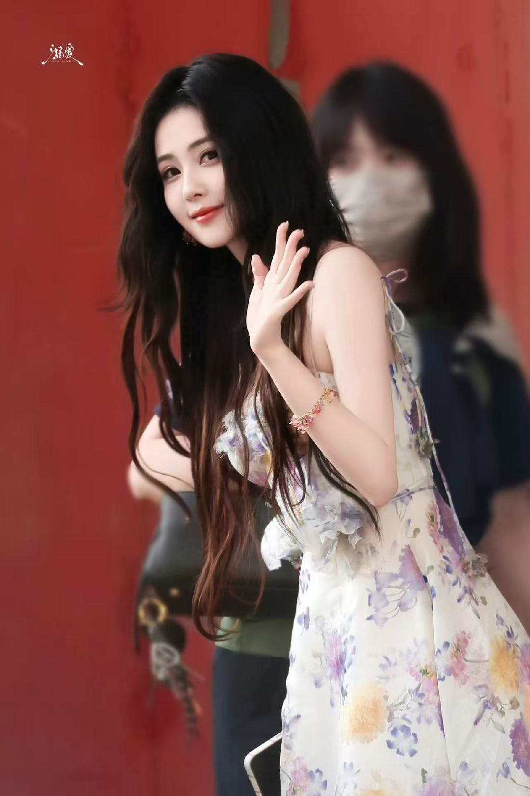 白鹿白鹿夏日女友白鹿羊毛卷碎花裙夏日女友上线了