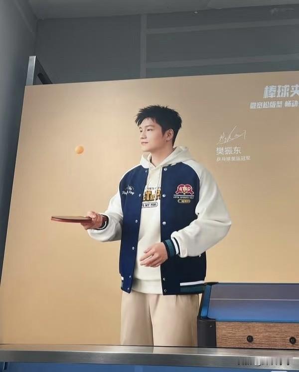 太开心了，又看到两张最新的樊振东照片。第一张好像是新的踏子联名fzd系列，冬