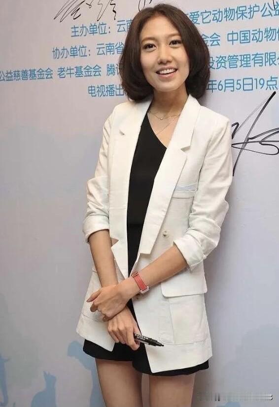 她是一位美艳如花的女明星，本人长相很惊艳啊，骨相轮廓极其优美，有一种国泰民安的感