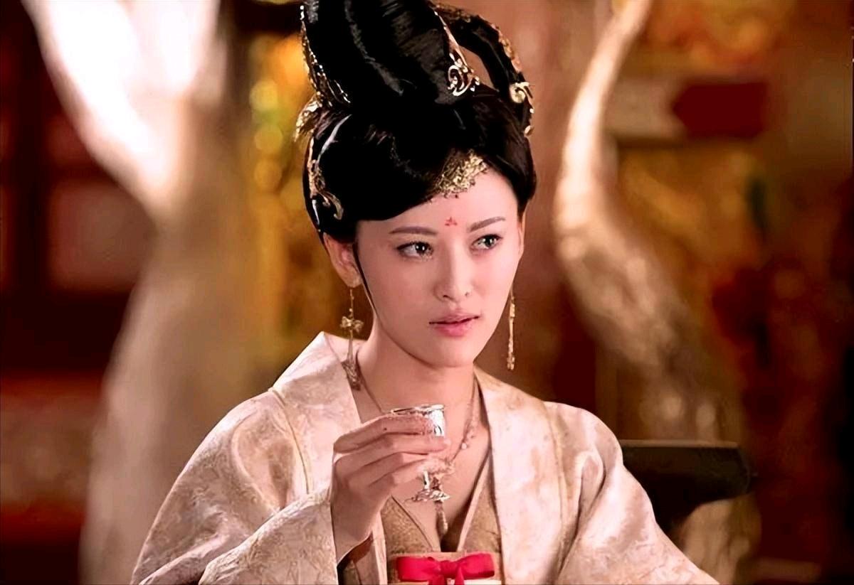 一天，太平公主的贴身丫鬟有几个肚子大了，经常呕吐，出现了明显的妊娠迹象。武则天察