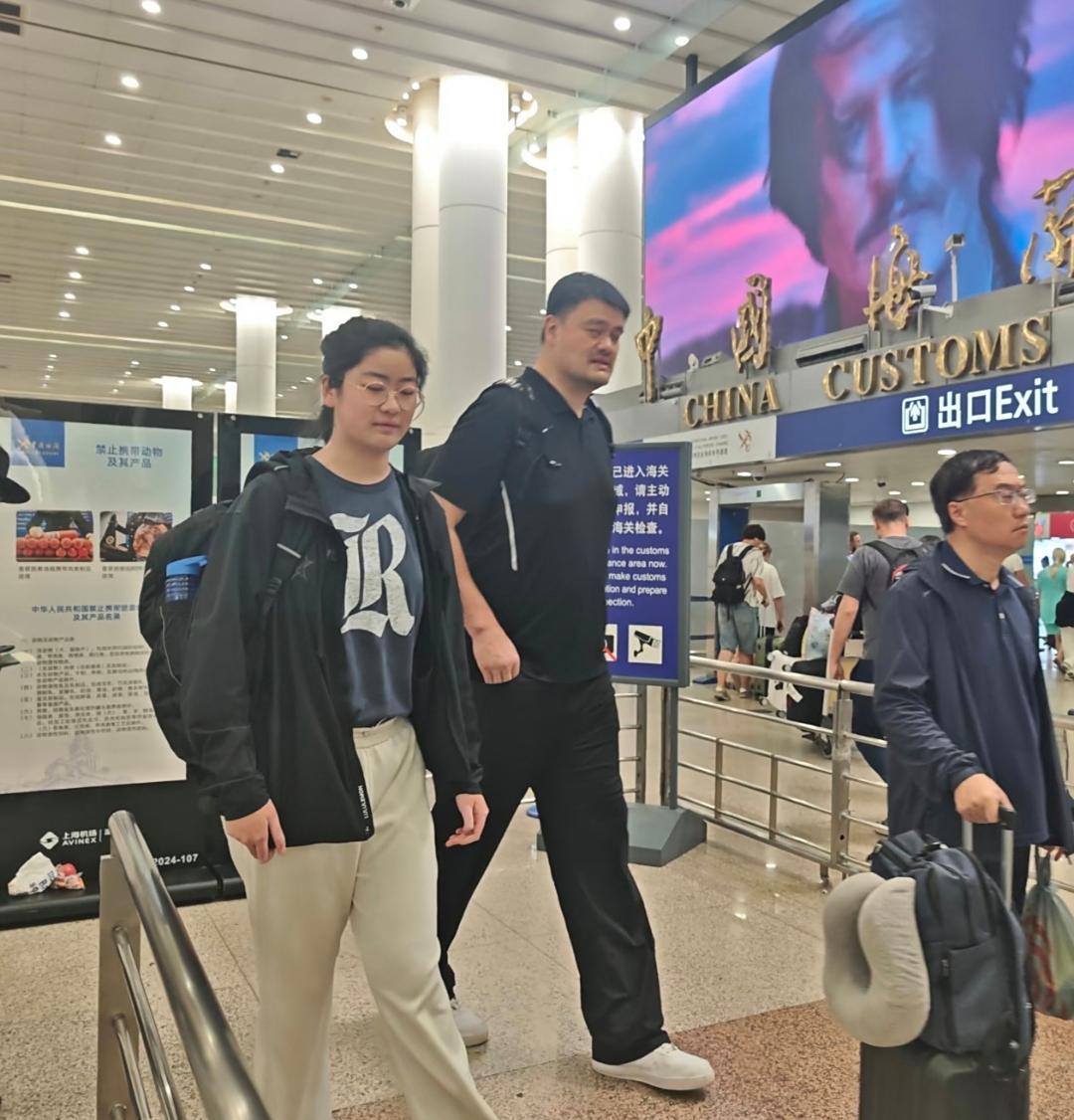 姚明和女儿现身机场，女儿完全遗传了他的身高，身材高大，看起来像篮球运动员，姚明后