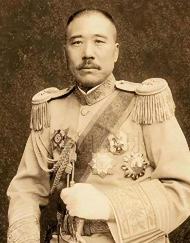 1922年，张宗昌和一名俄国武官打牌。俄国武官输得倾家荡产，张宗昌把牌一推，指着