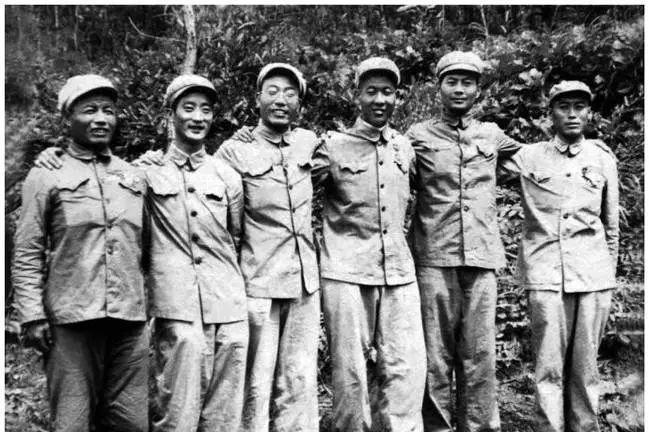 1951年，志愿军清点战俘，发现有63个英国俘虏无人认领，正疑惑时，两个新兵突然