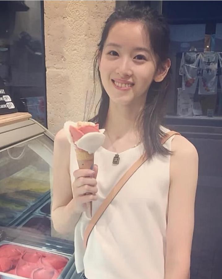 章泽天播客对话何超琼，佛系言论遇冷，这场访谈谁赢了？章泽天在《小天章》播客里请