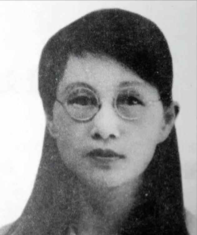 1909年，16岁的白薇在家暴中遭到丈夫用木凳砸伤，随后婆婆竟然狠心咬断她的脚筋