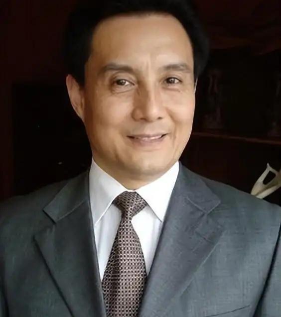 正在播出的电视剧《爱在山海间》中，看到演员王伯昭了，出演张馨予出演的女主角的爸爸