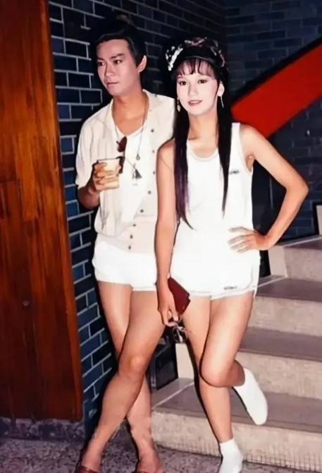 1978年的这张老照片里，31岁的郑少秋身着浅色短裤短袖，脚踩拖鞋，胸前还别着时