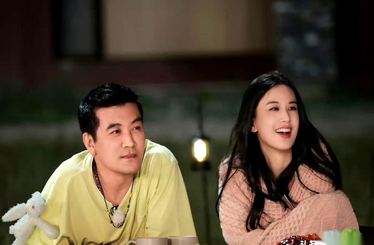 杨子这事儿，算盘珠子都快崩到我脸上了。他大女儿，02年的。新来的这位，03年的