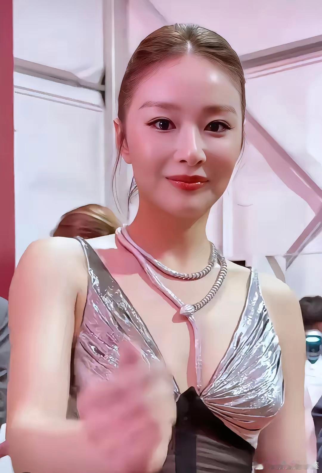 高叶的硬件条件很好，太好看了。168cm的身高，比例却像开了挂。直角肩、天鹅颈，