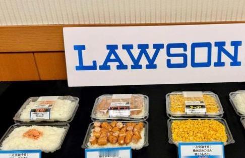 太寒酸了！名古屋亚运会期间，日本罗森便利店推出一款只有白米饭加玉米粒的便当，卖2