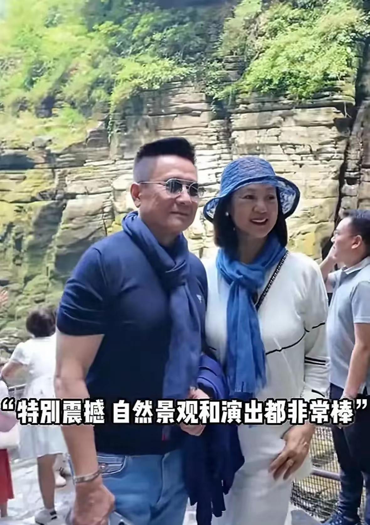70岁张志坚带老婆恩施旅游，大热天的围个围巾好奇怪……张志坚和老婆去恩施旅游，