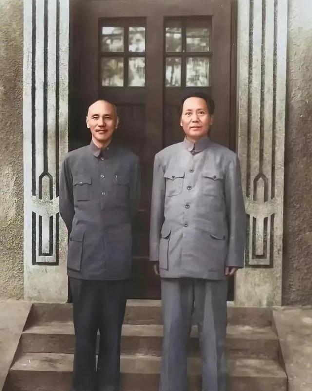 给大家讲几个重庆谈判时候的小故事，小得不能再小了，但它能说明很多问题。事情是这样