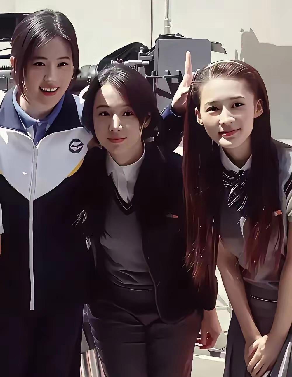 他们三个，任何一个放到学校里，绝对是校花。左侧是李梦，中间是刘亦菲，右侧是李沁。