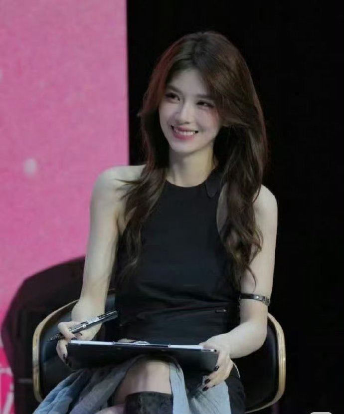 网红长成她这样真的是颜值天花板了，线下竟然比线上还美​​​