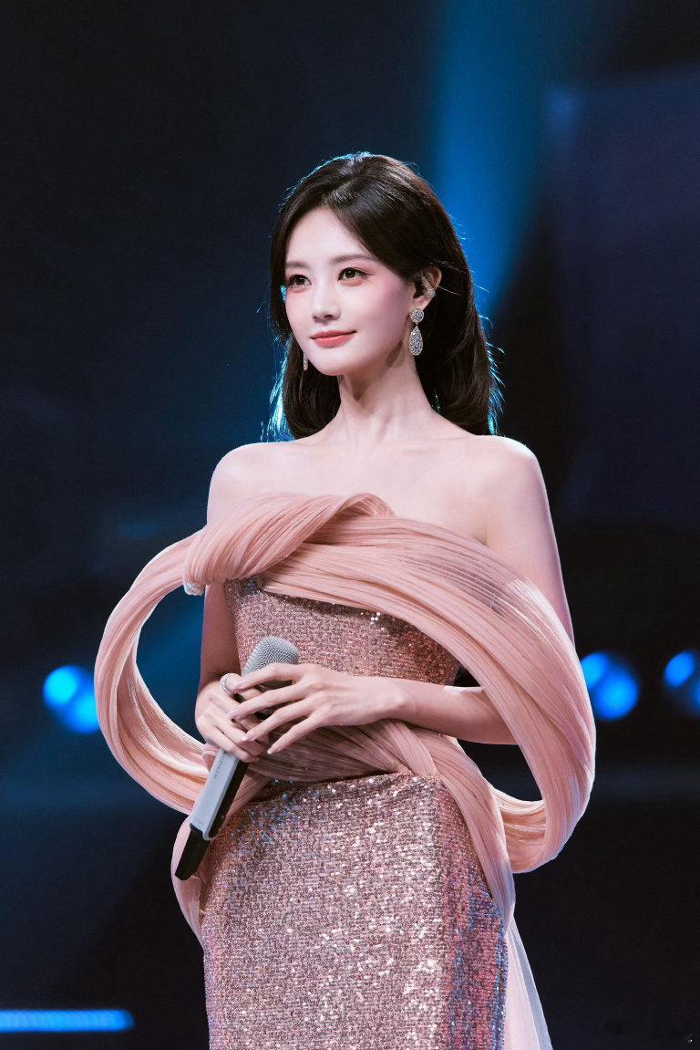 李一桐粤语李一桐的锁骨可以养鱼了活动现场收获双重心动！李一桐开口讲粤语，软软的发