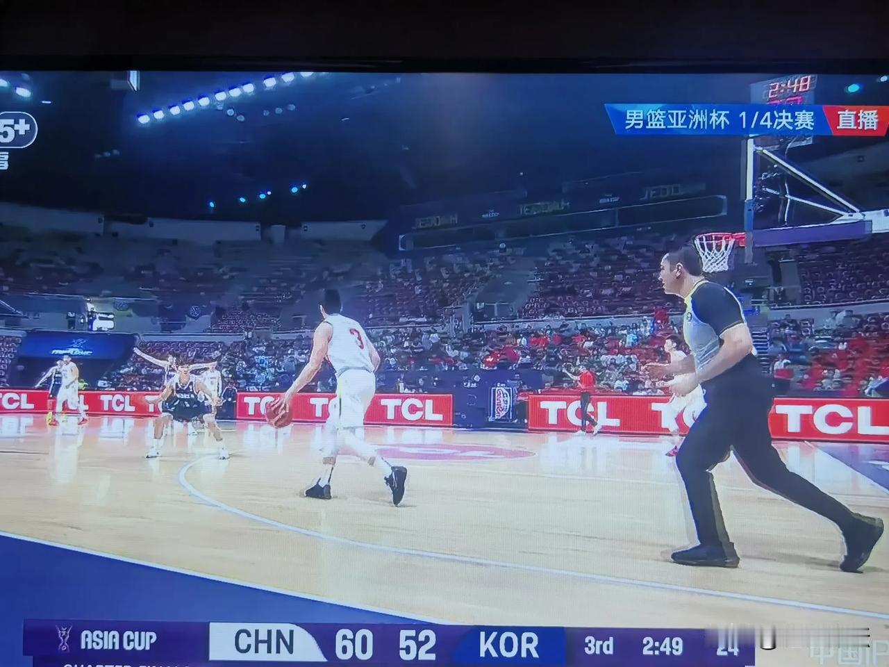 郭士强真的火了！第三节后半段，胡金秋下场以后，中国队17分的优势瞬间变成了8分！
