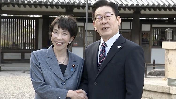 高市早苗扒车窗送别李在明这事儿，看着就像一场闹剧。她本想借着这场“穿梭外交”刷存