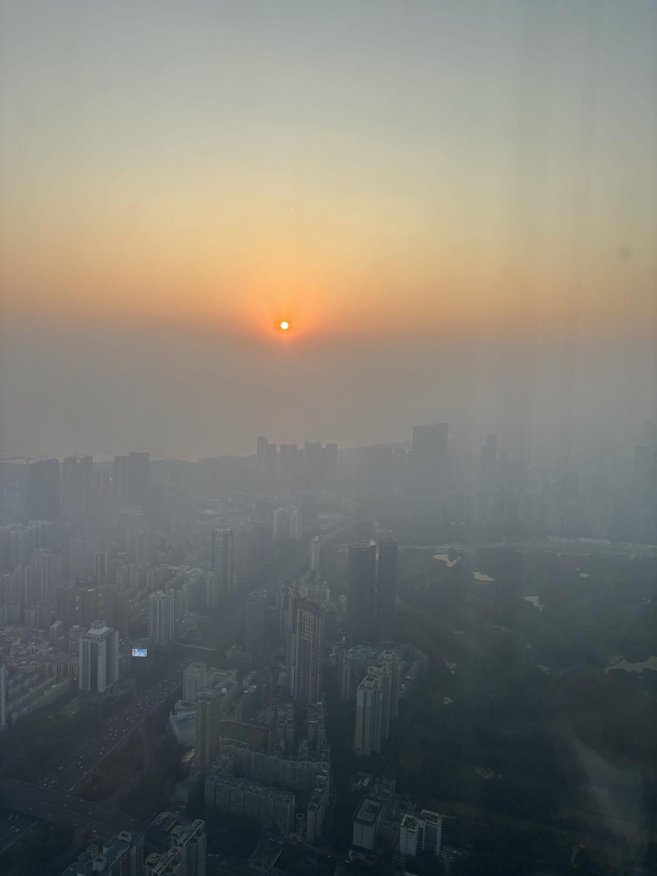 中小学副高职称其实也没什么吸引力！在农村学校待两年就可以评上它，但是没人愿意！