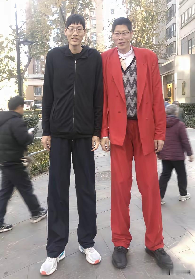 这两位的身高，怕是连姚明都要逊色几分。