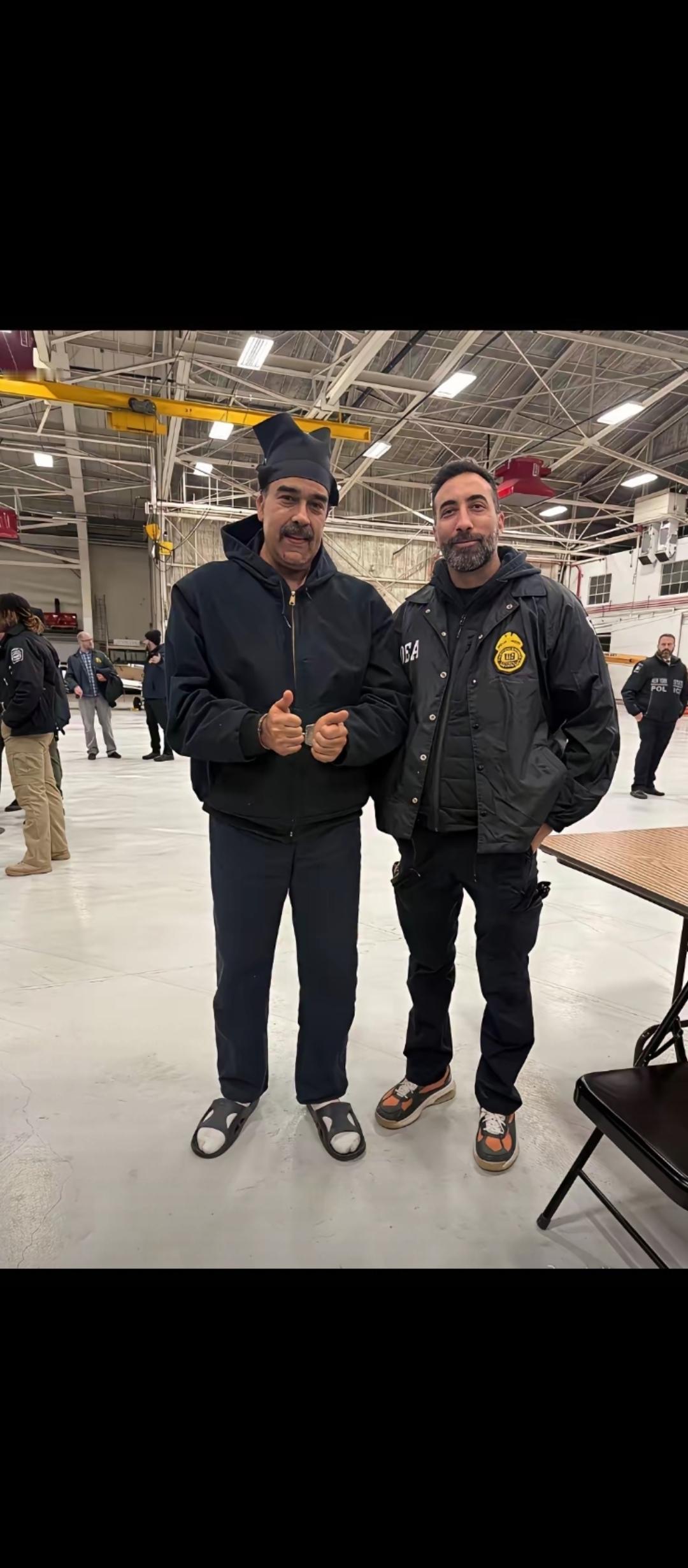 从照片上看，马杜罗在美国的警方面前，还算轻松，戴手铐穿拖鞋，一副满不在乎的样子。