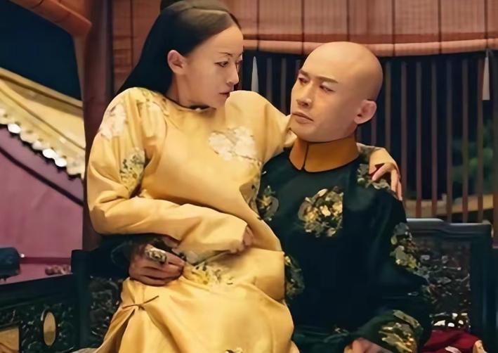 1756年，45岁的乾隆喝完鹿血酒，走到令妃的住处，一把抱住还在坐月子的令妃，说