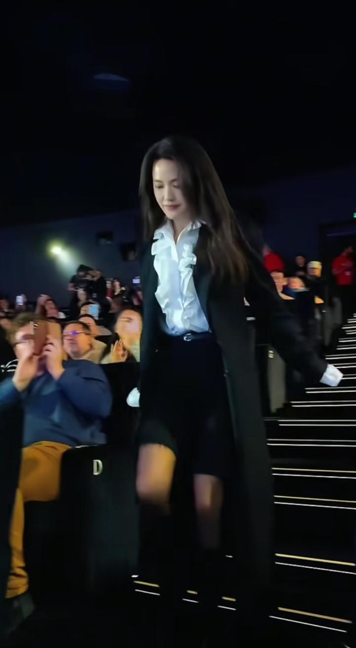 50岁，生图能上热搜第一，不是运气，是常年不松劲儿。她不靠滤镜活着，靠的是每周
