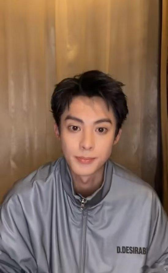 亲爱的客栈打入微博内部亲爱的客栈王鹤棣真的很懂大家爱看什么，直播有梗有料，实锤内