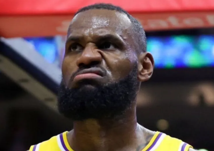 据TheAthleticNBA湖人记者DanWoike的报道：湖人交易得