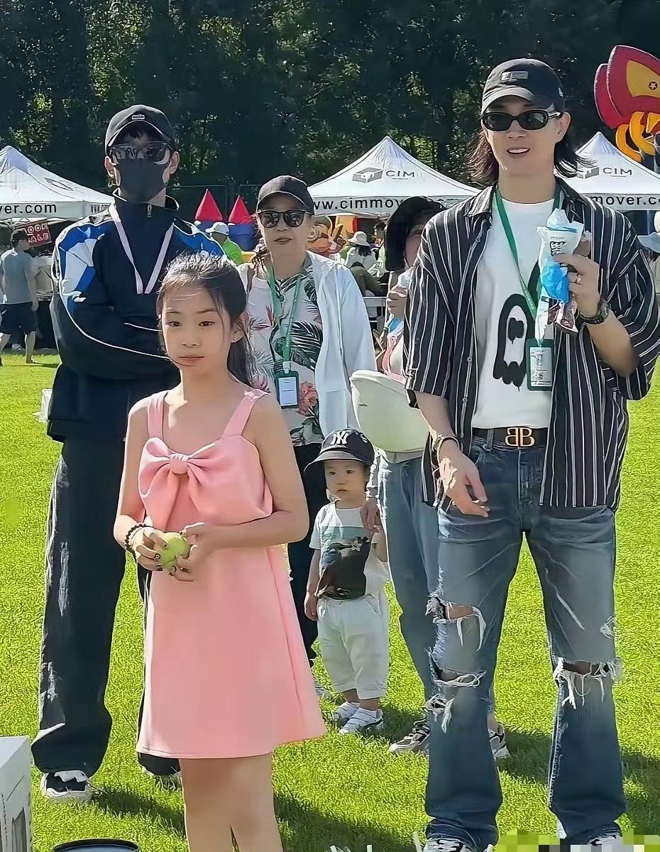 基因真的好神奇啊！明明Lucky小时候和妈妈戚薇一模一样，但长大了却越像爸爸李承