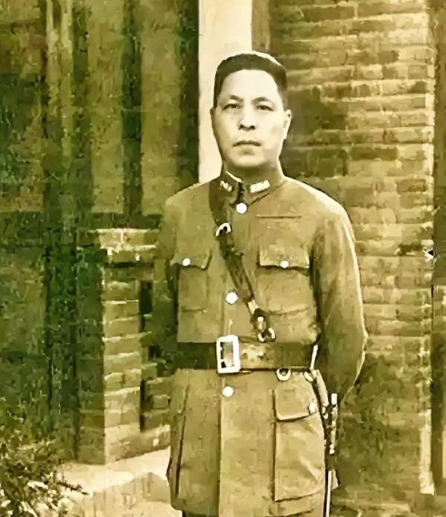 1947年11月，解放军给郏县的国军中将武庭麟送去劝降信，武庭麟下令将送信人杀掉