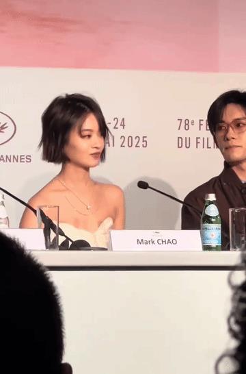 李庚希说“很动心”的时候看向易烊千玺，易烊千玺一脸柔情，嘴角也略过一丝微笑！天呐