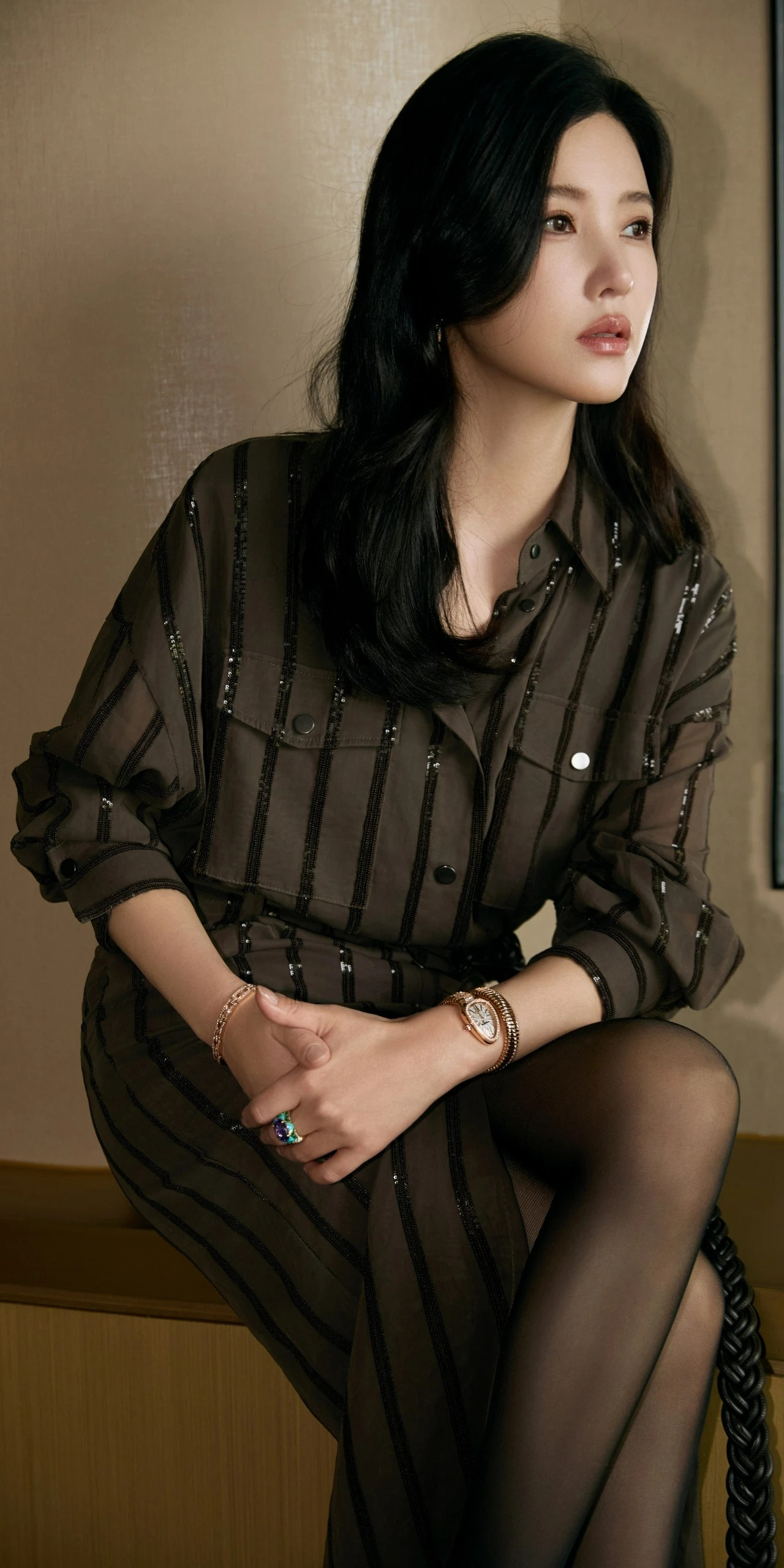 杨子姗身着深色亮片衬衫裙，搭配黑色丝袜与高跟鞋，展现出层次分明的视觉效果。衬衫裙