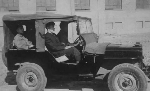 1975年，武汉军区政委前往20军视察，途经该军防化连。随行人员多番劝说，政委假