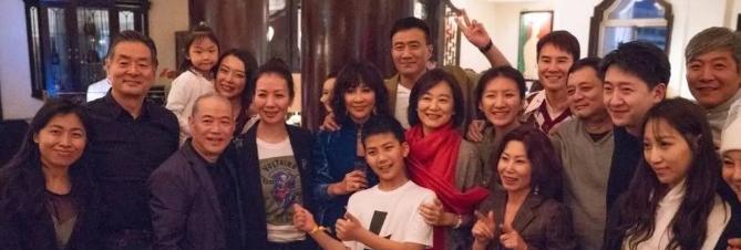 当年，刘嘉玲拿着价值30万的金碗筷，对胡军说：“我要做你儿子的干妈，这是见面礼。