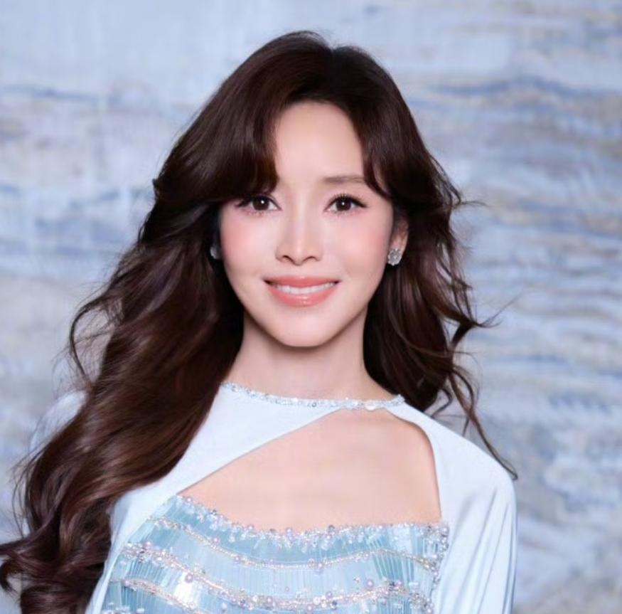 侯佩岑，冲上热搜！4月8日，美女主持人侯佩岑，突然冲上了热搜，不是因为前男友