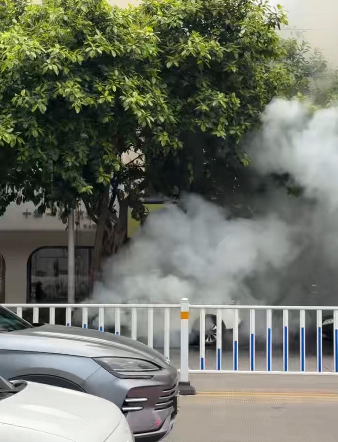 【玉林金港路某馆路边白色小车发生起火】4月22日上午，玉林市城区金港路某公馆