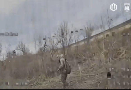 给我一杆枪+一瓶伏特加，就能征服乌克兰。1名俄军士兵一手拿着AK，一手拎着1瓶伏